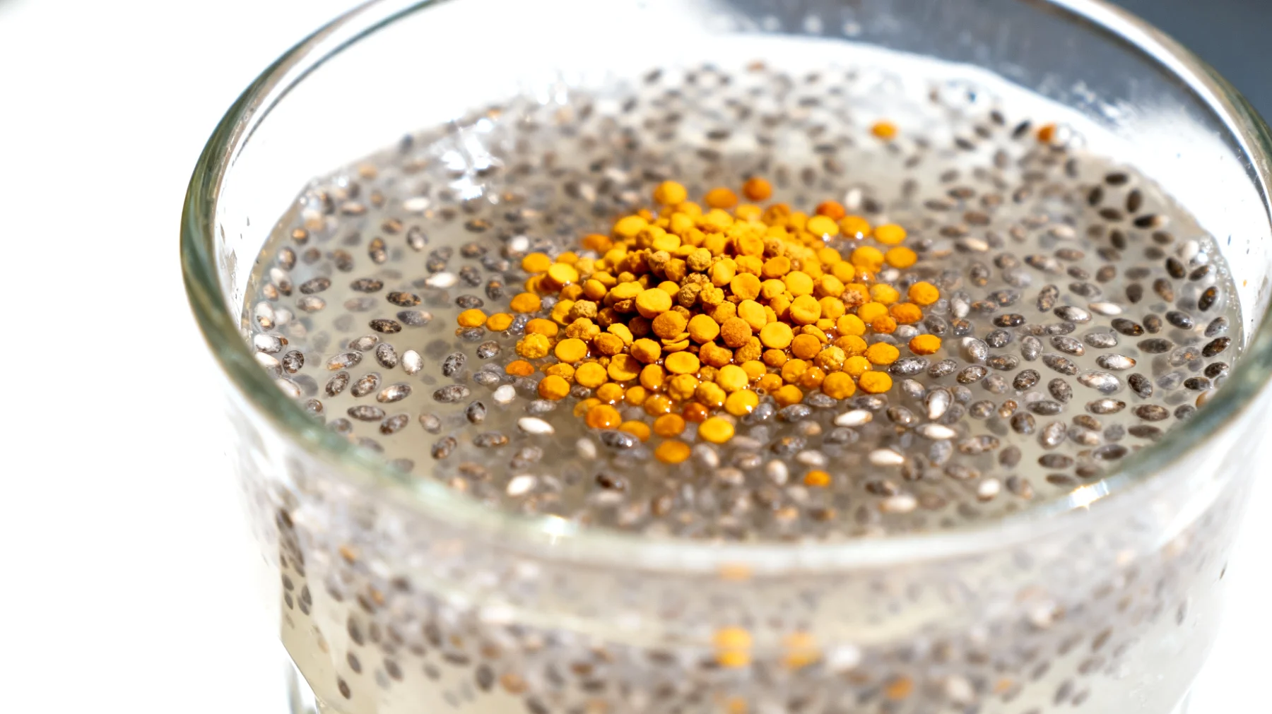 Kefir di acqua con semi di chia e polline d'api"